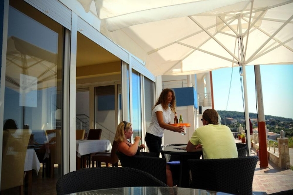 Hotel Apartments De Lara (Bar)